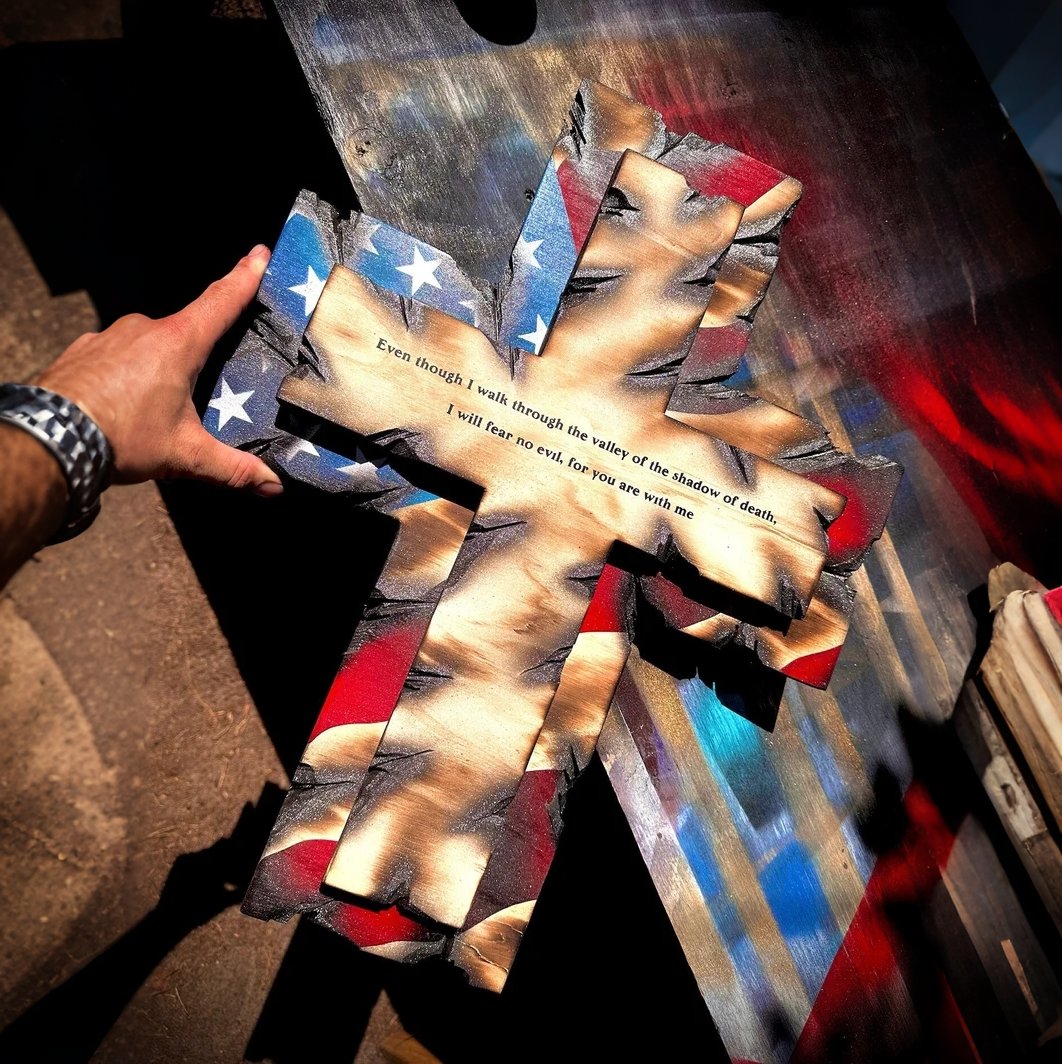 🌟🎉Patriotic American Tattered Flag Cross Wall Decor